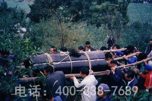 抬棺时忌说“重” 抬棺时忌说“重”